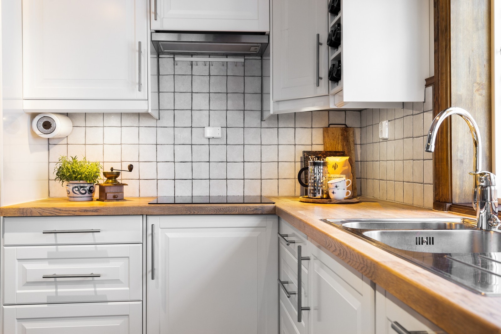 Integrert komfyr, platetopp og oppvaskmaskin. Waterguard og komfyrvakt er etablert Galleribilde