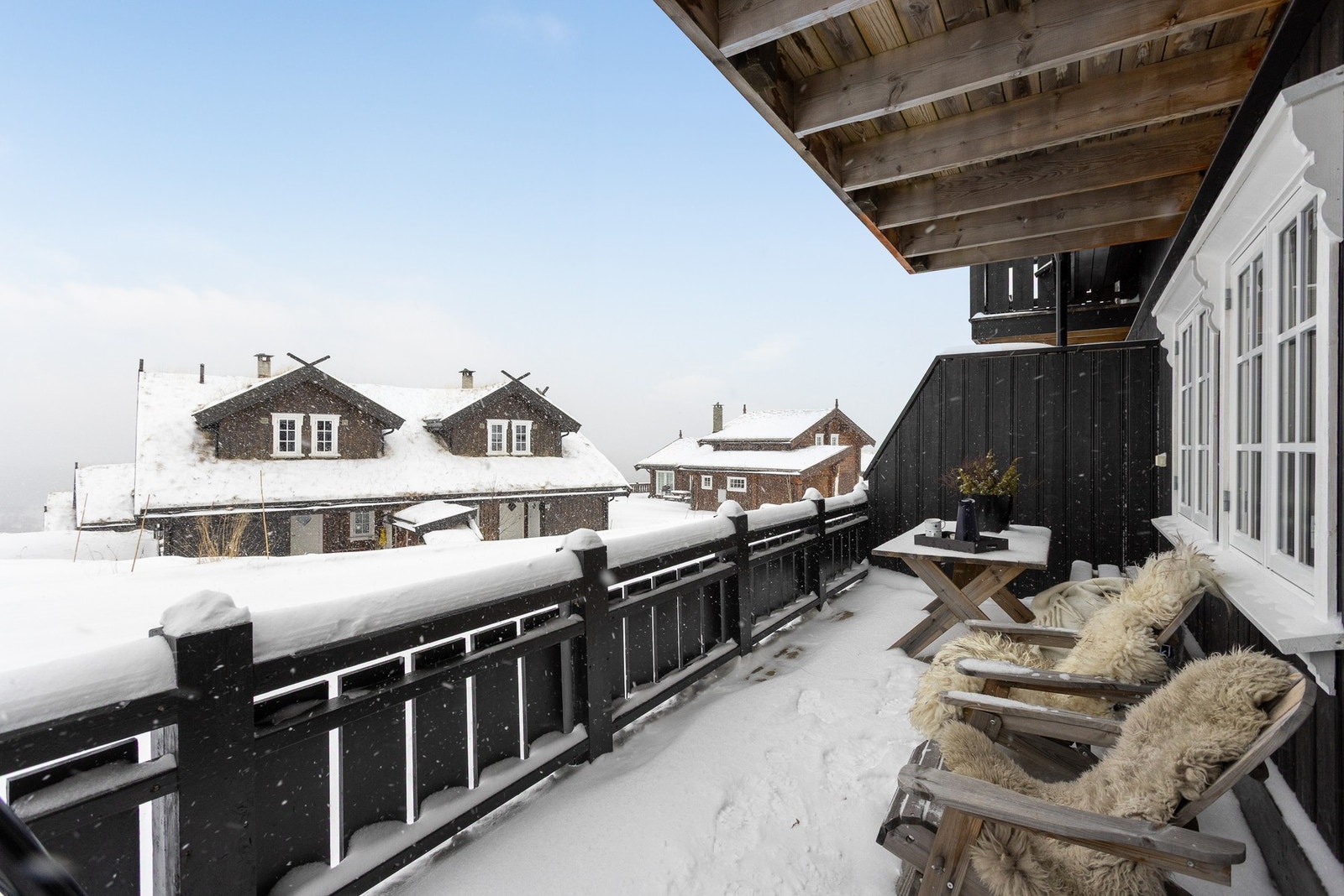 Fine uteområder med god plass til utemøblement og bålpanne Galleribilde