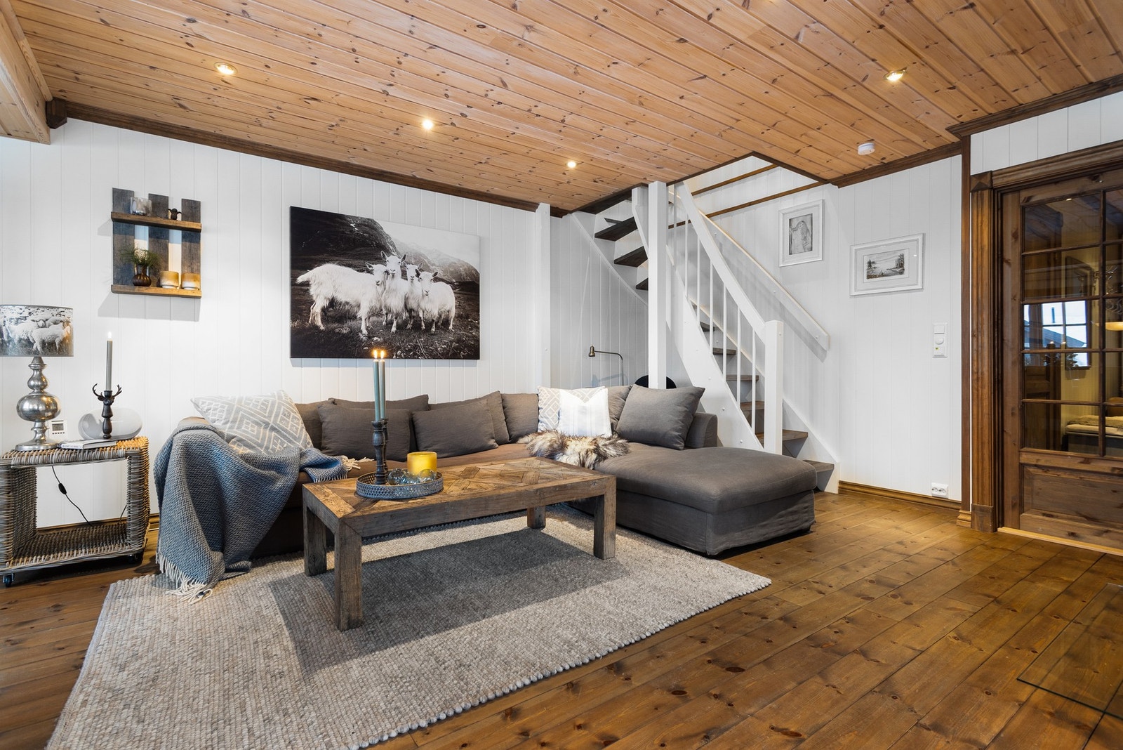 Parkett på gulv og panel på vegg gir et tidløst og lunt preg på interiøret. Downlights i himling Galleribilde