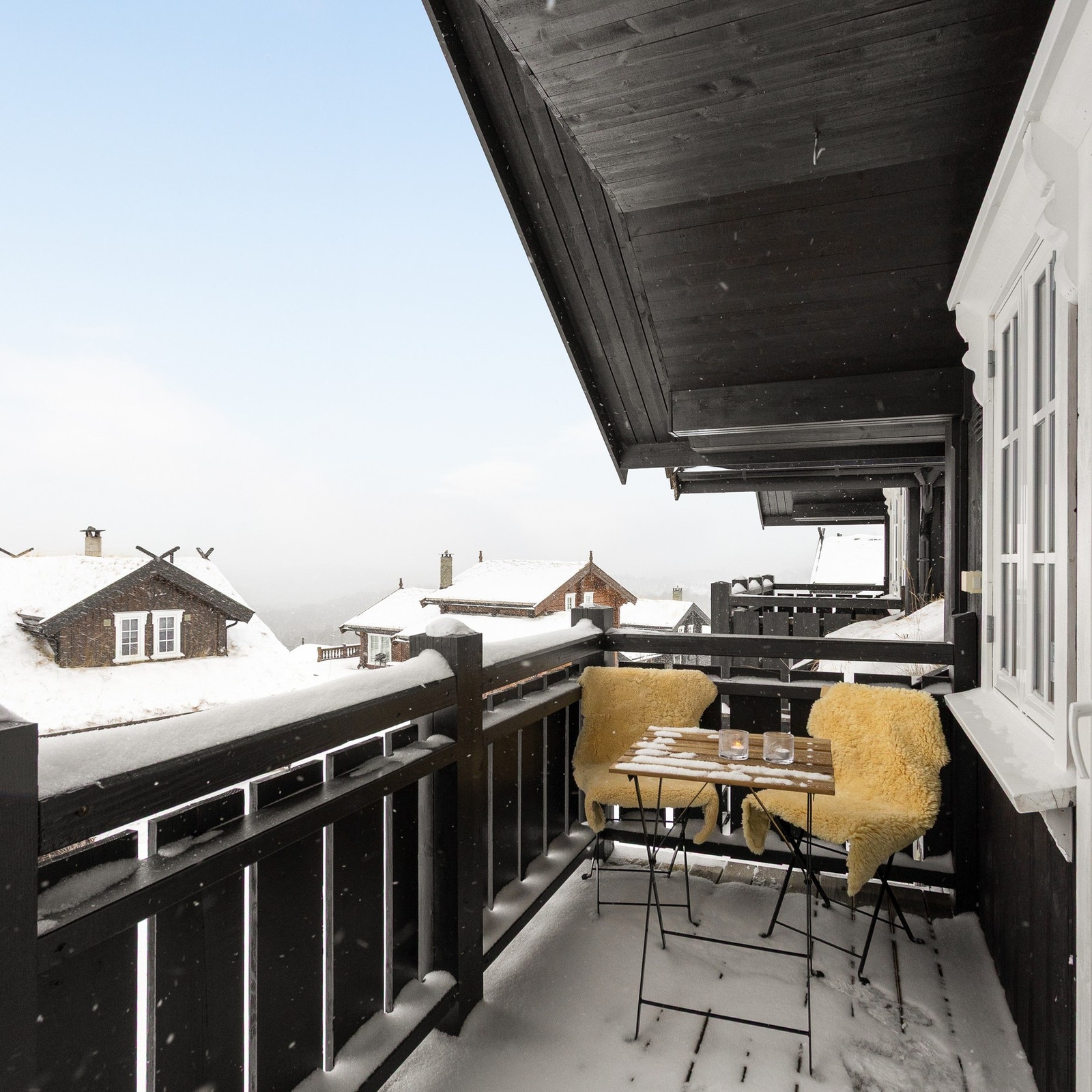 Fra loftstuen er det utgang til balkong med flotte sol- og utsiktsforhold Galleribilde