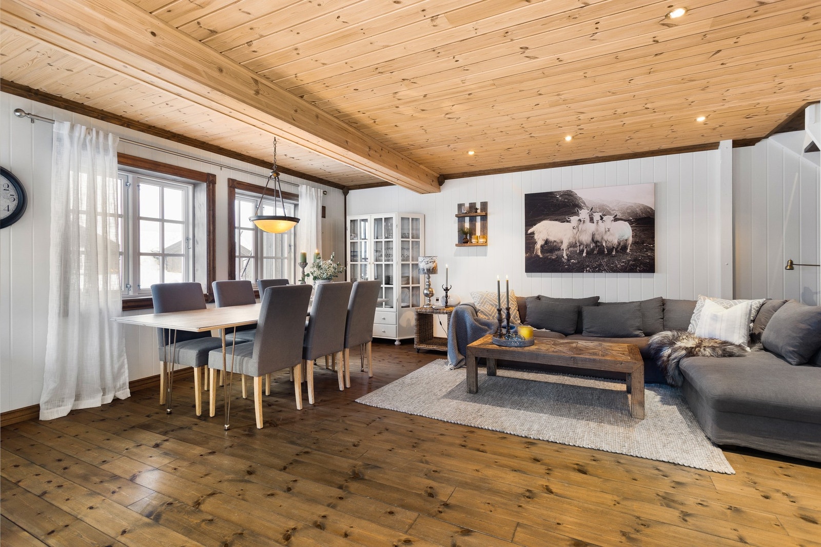 Varmekabler i stue/kjøkken, entré og baderom med fjernstyring fra Defa Galleribilde