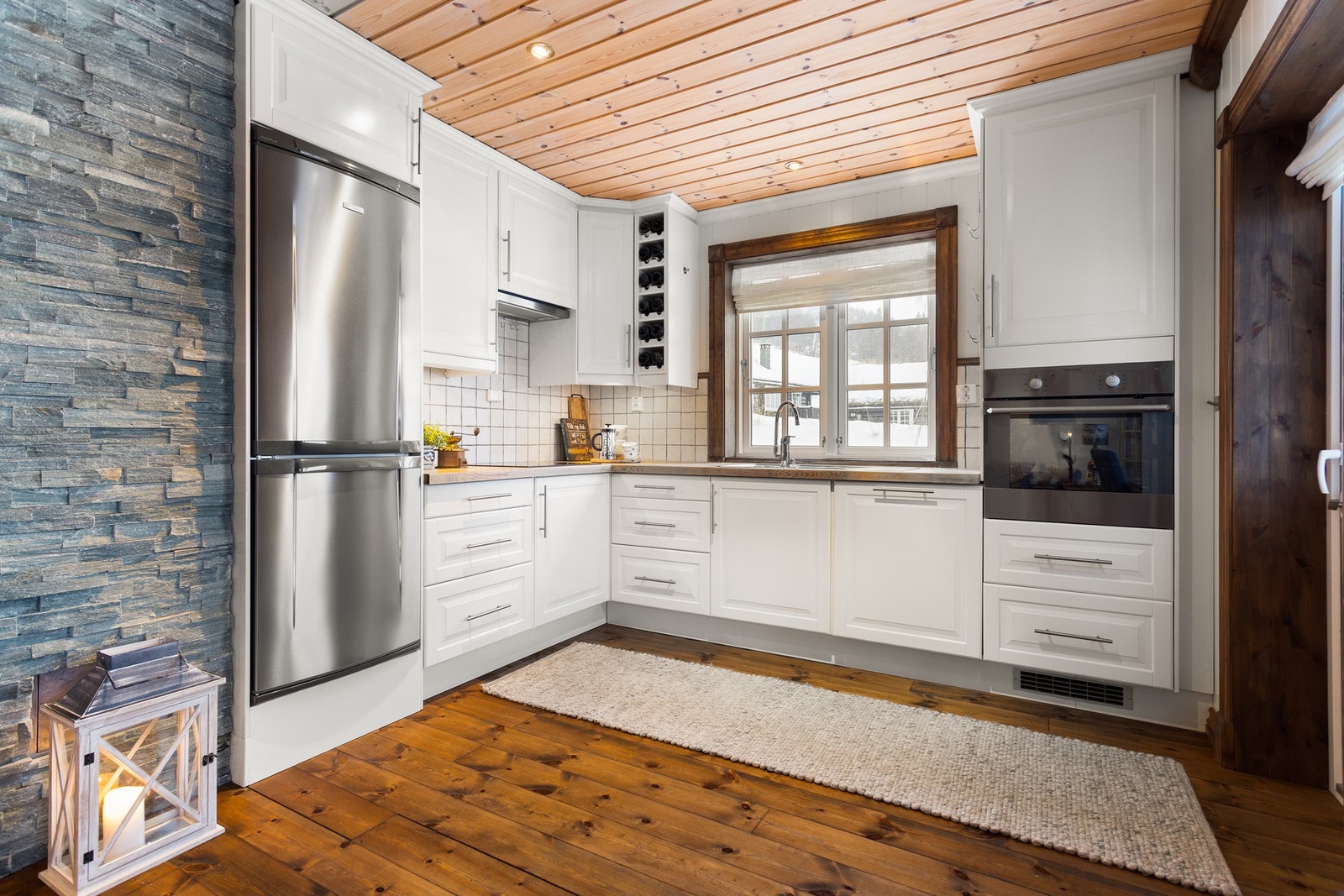 Flott kjøkkeninnredning i heltre fra Nettoline. Profilerte fronter og benkeplate i laminat Galleribilde