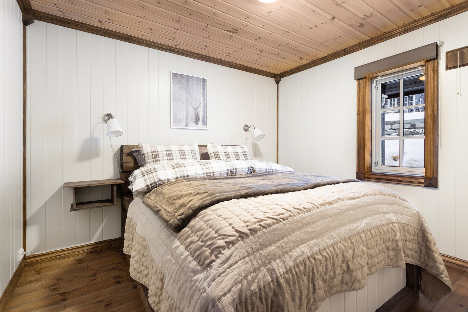 Hovedsoverom innredet med plassbygd dobbeltseng og tilhørende møblement. Under senga har du 4 skuffer til oppbevaring av tøy Galleribilde