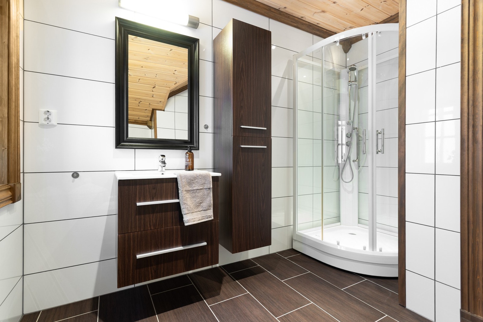 Flislagte overflater og varmekabler i gulv Galleribilde