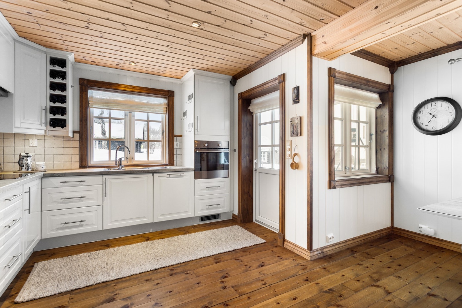 Kjøkkenet har godt med oppbevaringsplass i skuffer og skap. Komfyren er plassert i ergonomisk høyde Galleribilde