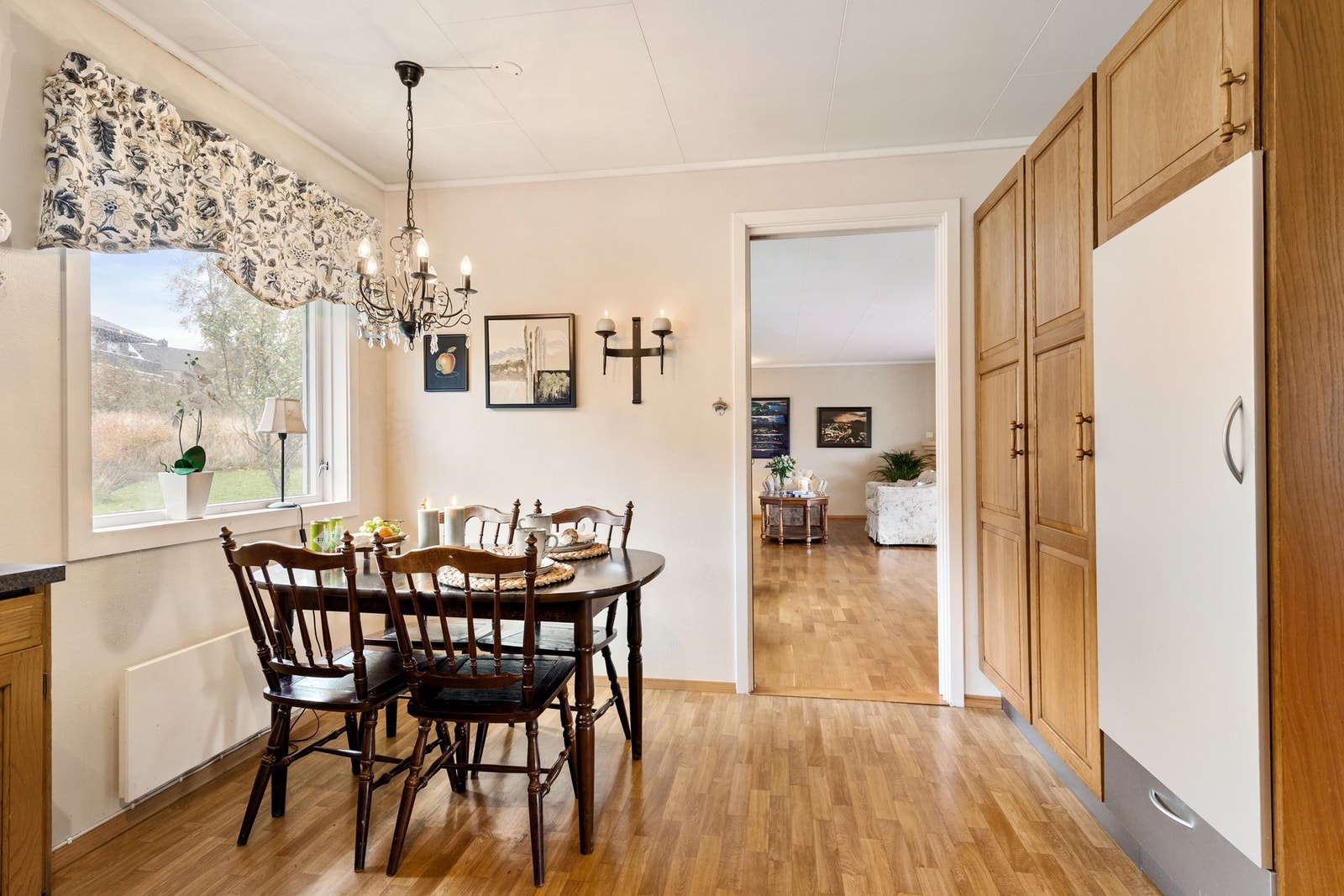 Spiseplass på kjøkkenet, her strategisk plassert foran vinduet. Galleribilde