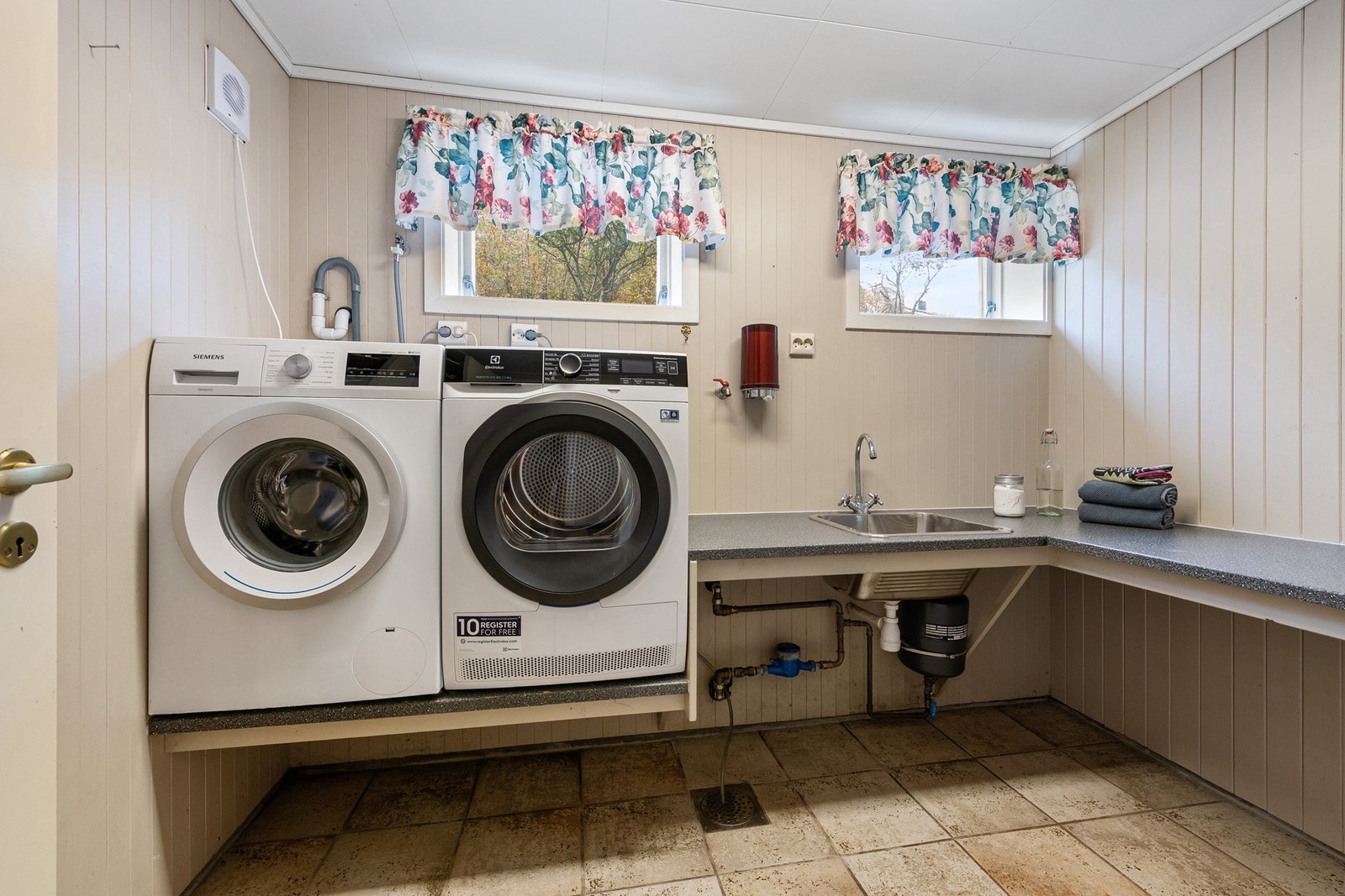 Vaskerom med oppsett for vaskemaskin og tørketrommel. Galleribilde