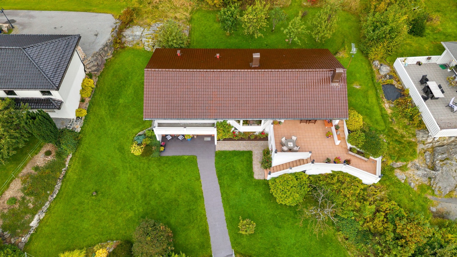 Stor hage rundt hele huset Galleribilde