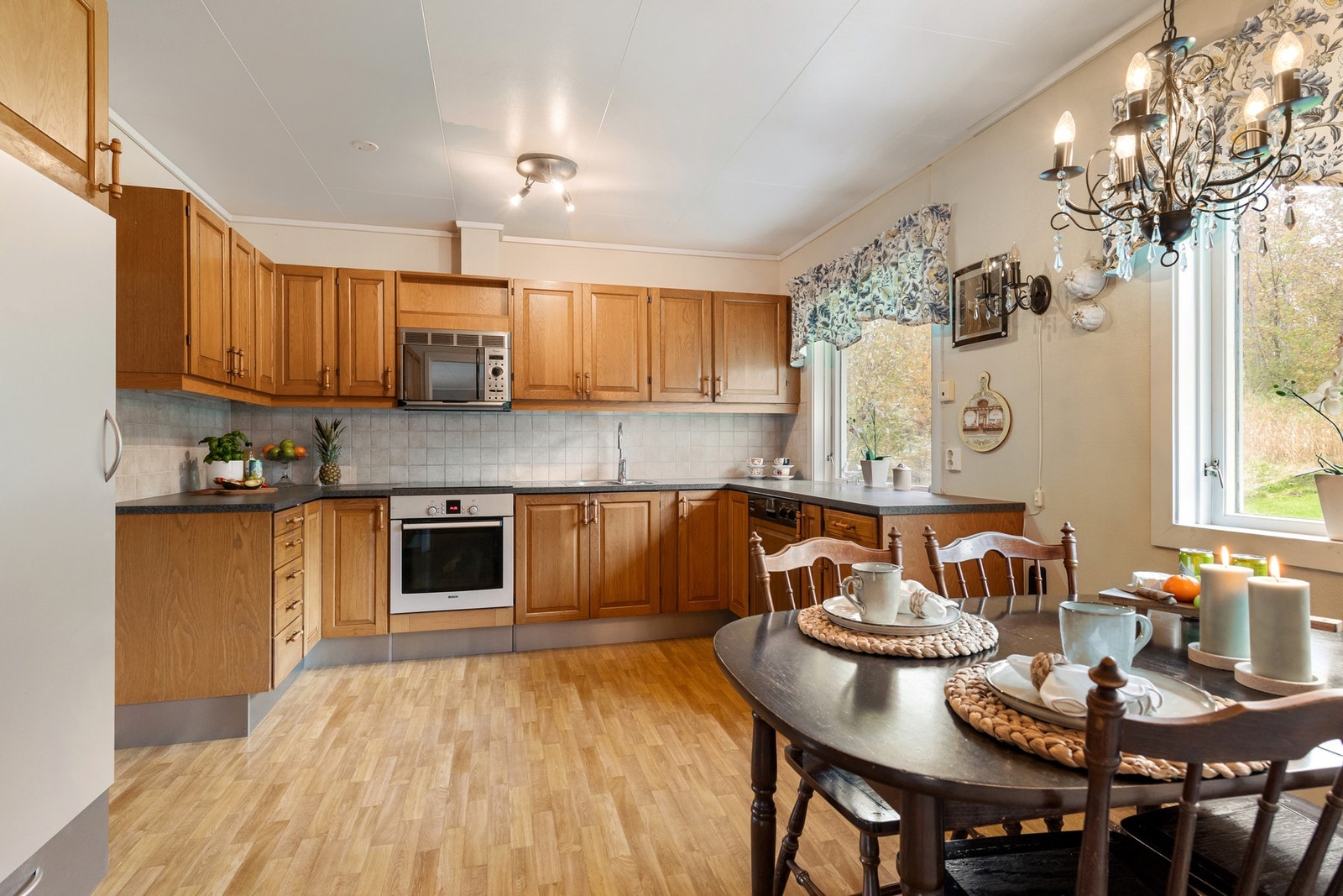 Kjøkkenet har en praktisk utforming som gir deg godt med skap- og arbeidsplass. Galleribilde