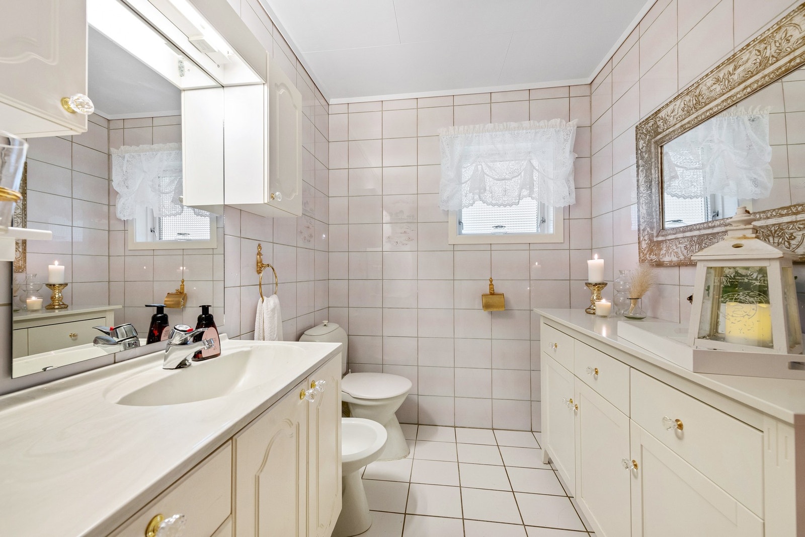 Baderom 2: Lyst og flislagt baderom. Galleribilde