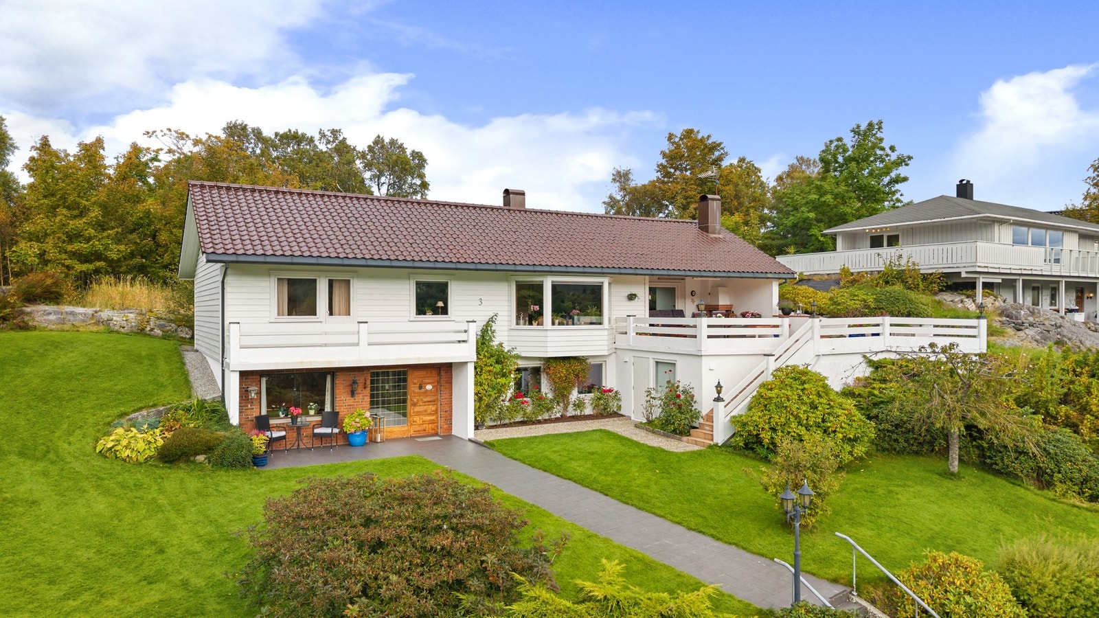 En flott enebolig med hus og hage vendt mot syd. Galleribilde