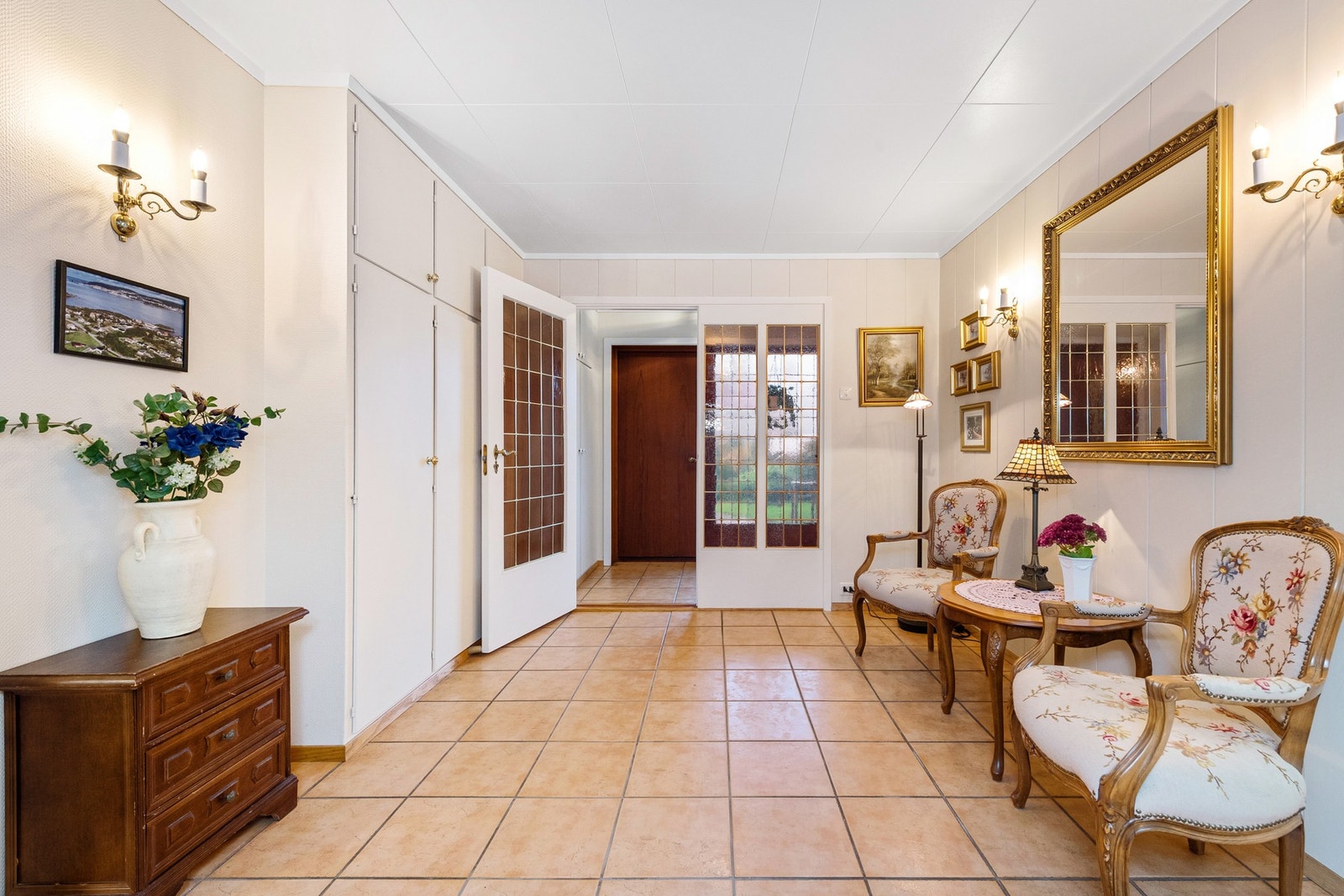 Romslig entré med gode oppbevaringsmuligheter og plass til en hyggelig sittegruppe. Galleribilde