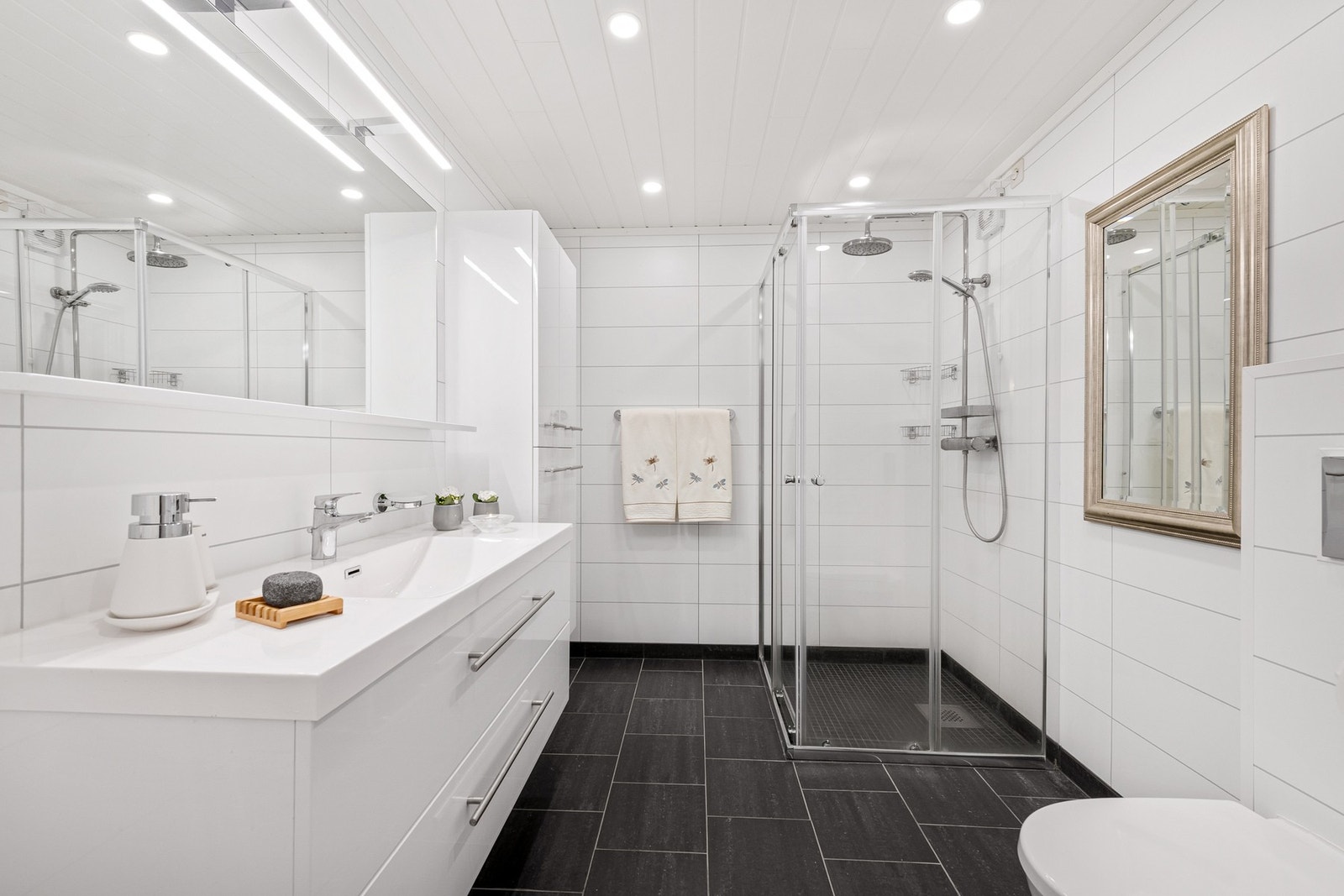 Baderom 1: Stilrent og med stor dusj og vegghengt toalett. Galleribilde