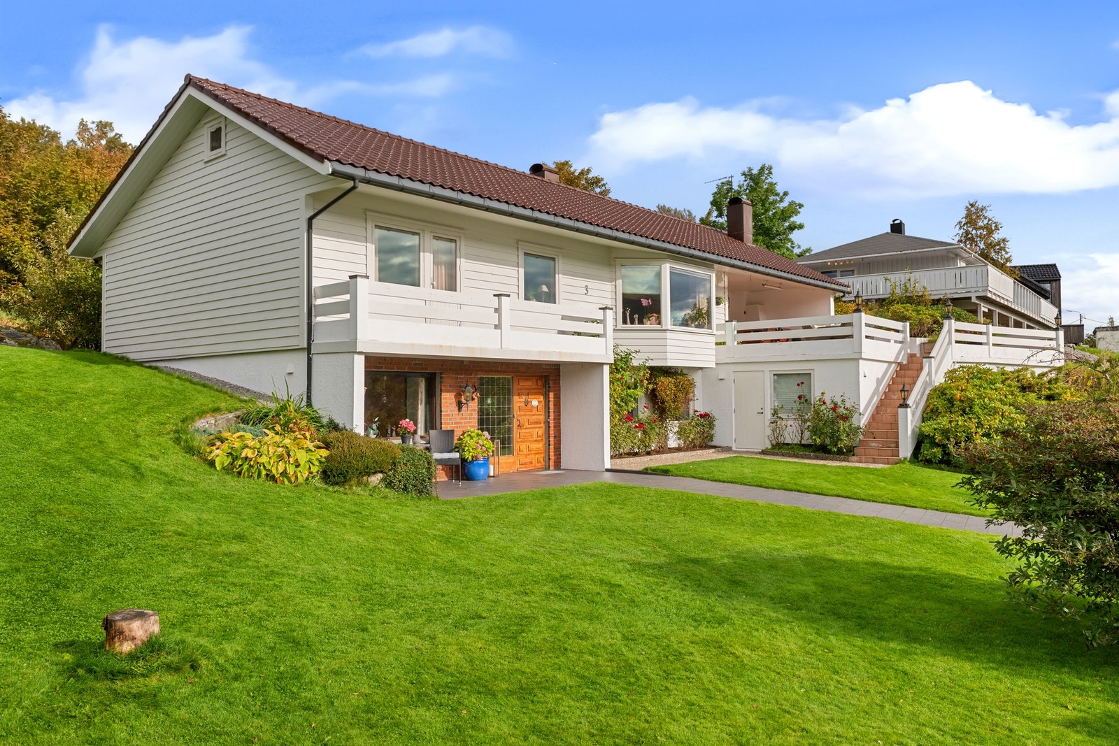 Inngangsparti og trapp opp til terrassen. Galleribilde