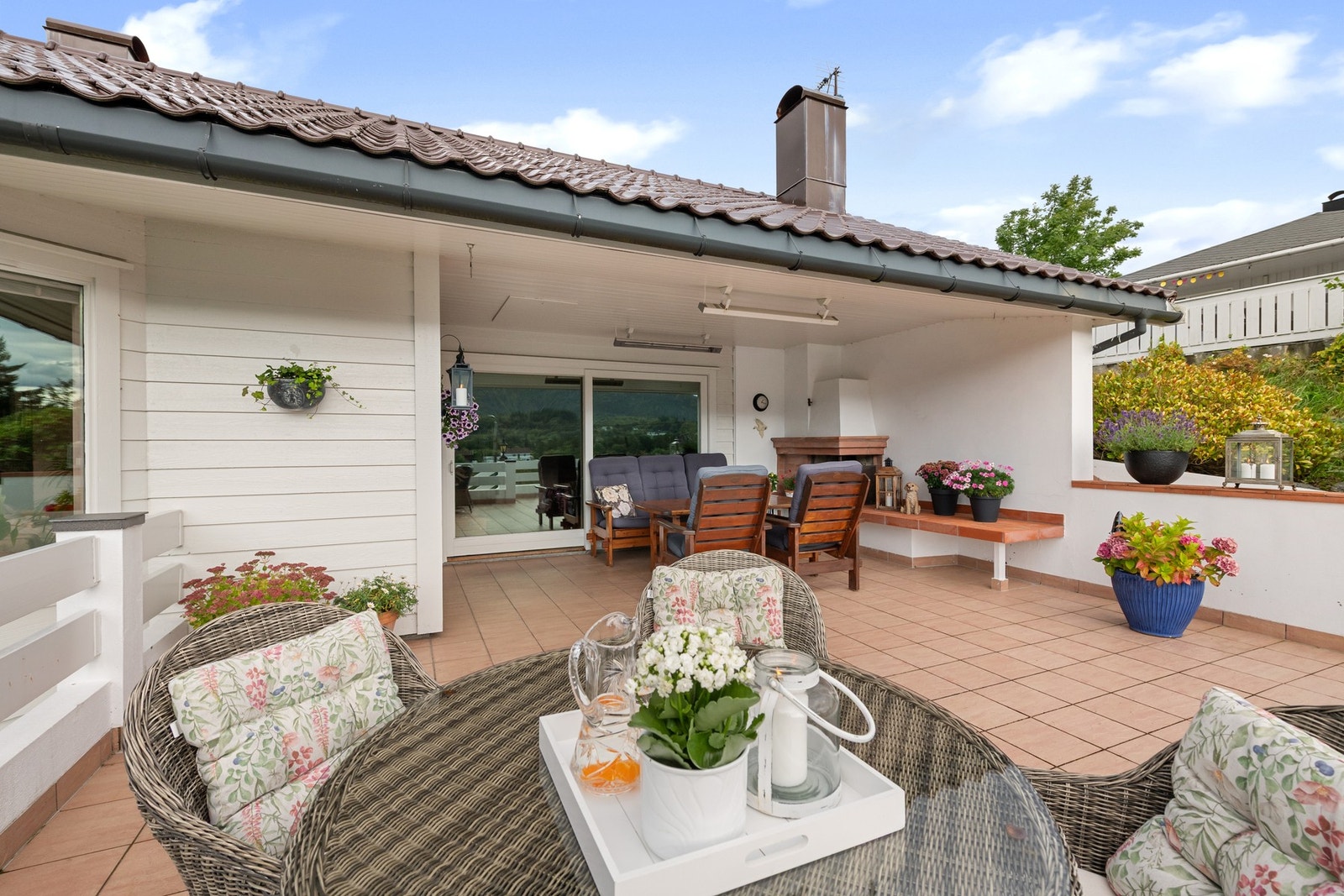 Terrasse med mulighet for å sitte under tak for å nyte utsikten i alle vær. Galleribilde