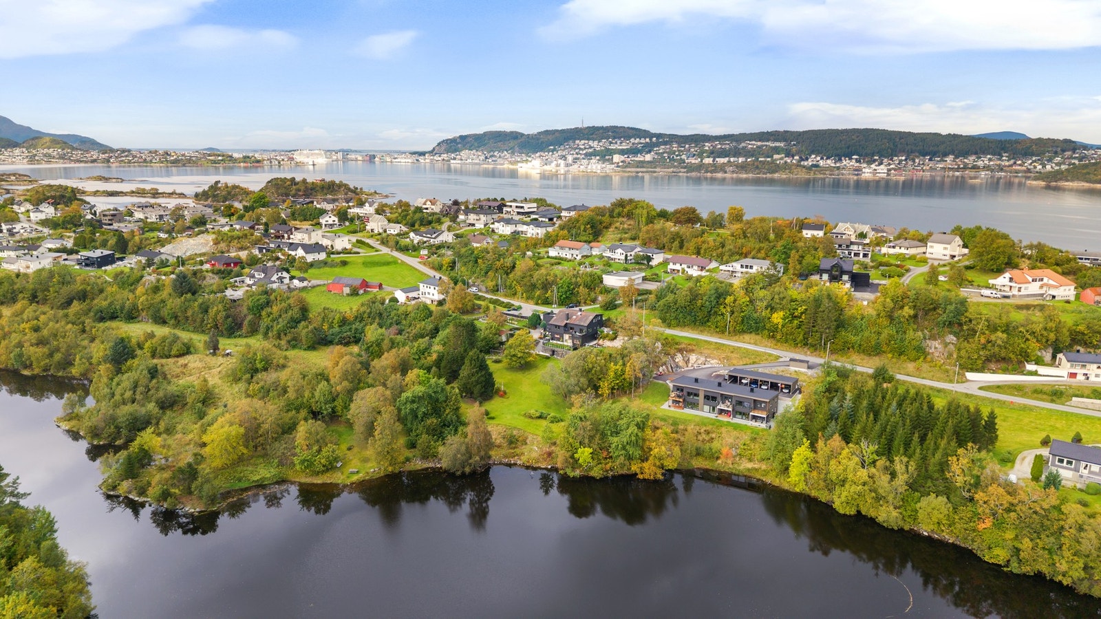 Eneboligen har en attraktiv, høytliggende beliggenhet. Galleribilde