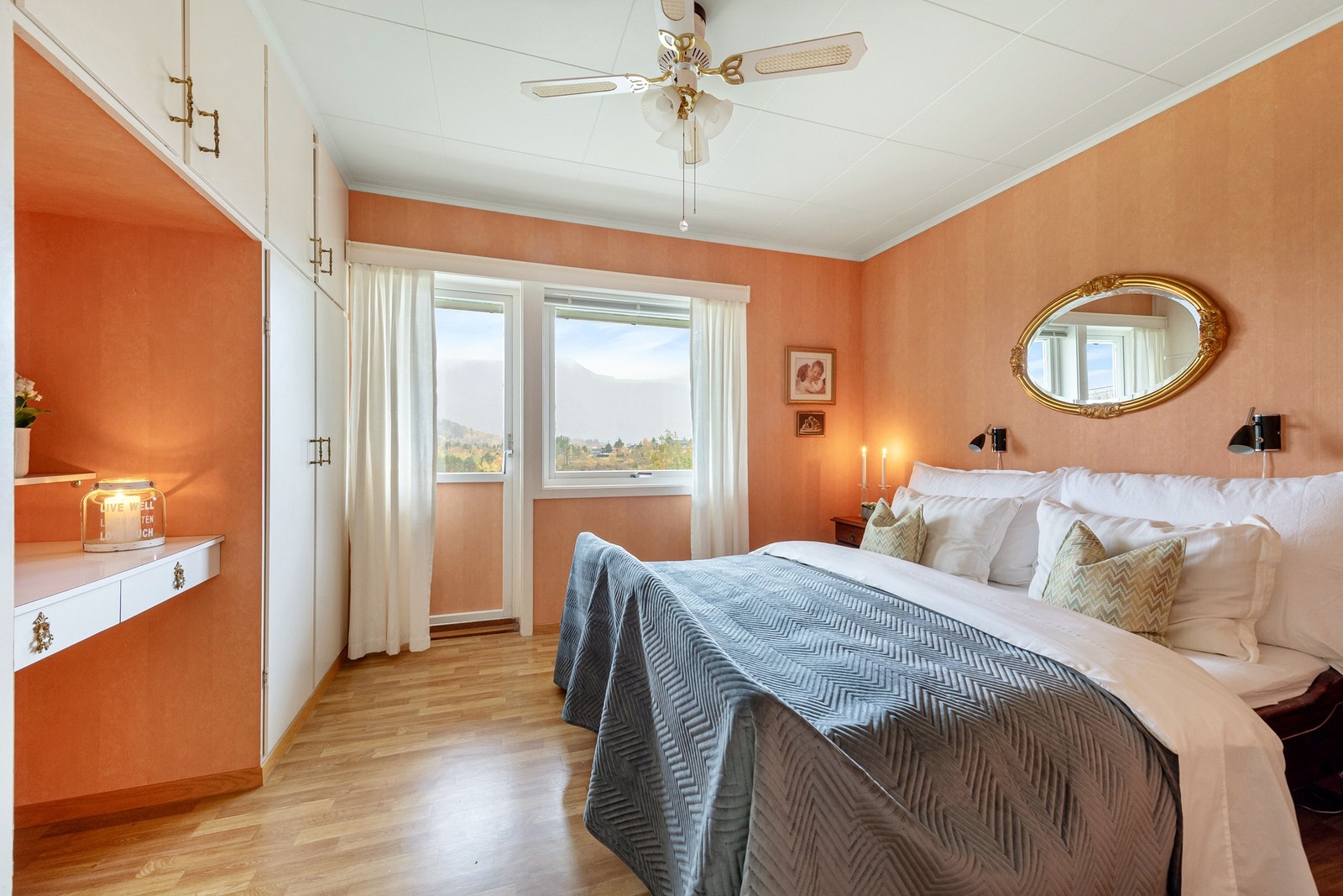 Soverom 1: Soverom med både skapplass og pult i ett. Galleribilde