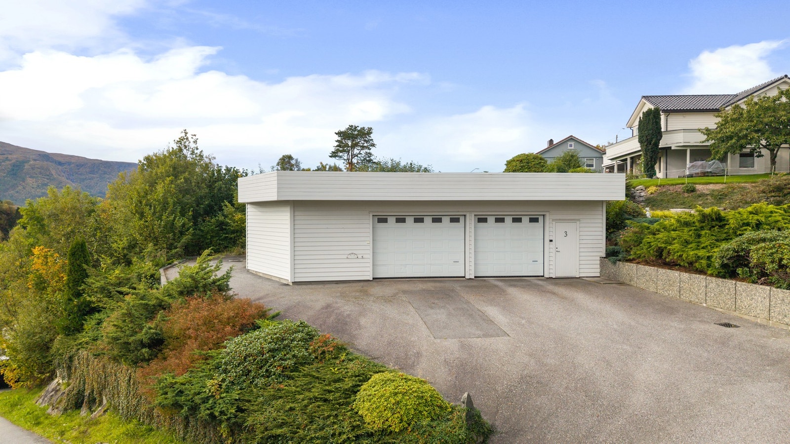 Stor og romslig garasje plass med til flere biler. Galleribilde