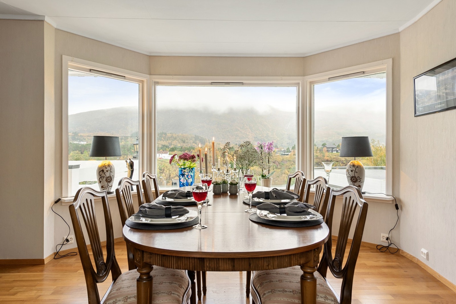 Store vindusflater sørger for rikelig med naturlig lys. Galleribilde