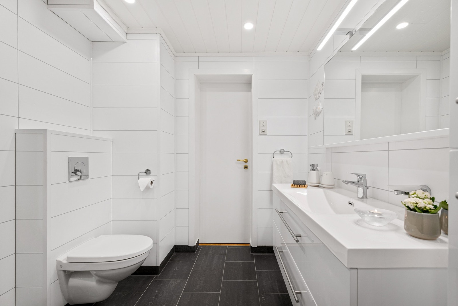 Baderom 1: Oppgradert bad fra 2022, stort og lyst med varmekabler. Galleribilde