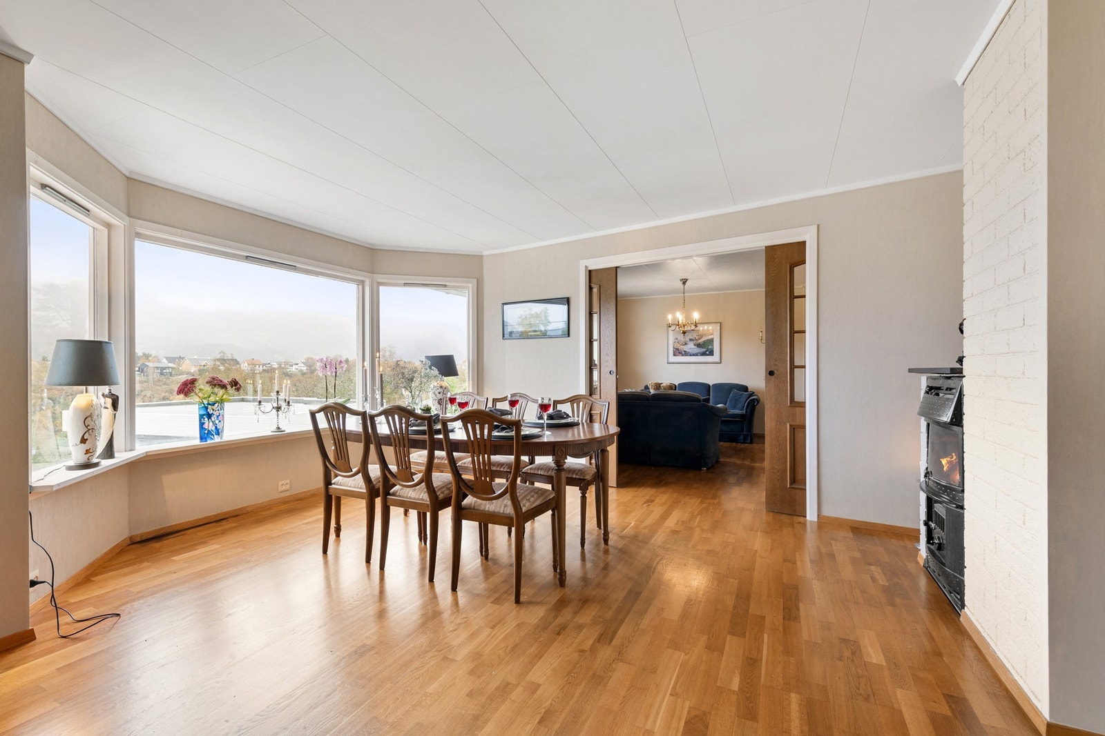 Stor og romslig stue som er lett å møblere. Galleribilde