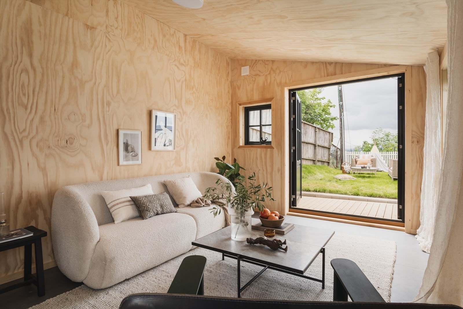 Uthuset er innredet og har stor dobbel dør ut til platting og hage Galleribilde