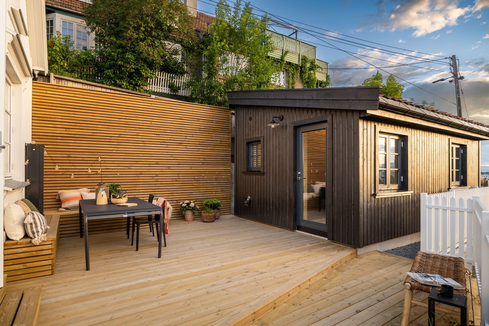 Bo i grønne og skjønne omgivelser med store uteplasser som innbyr til mye hygge Galleribilde