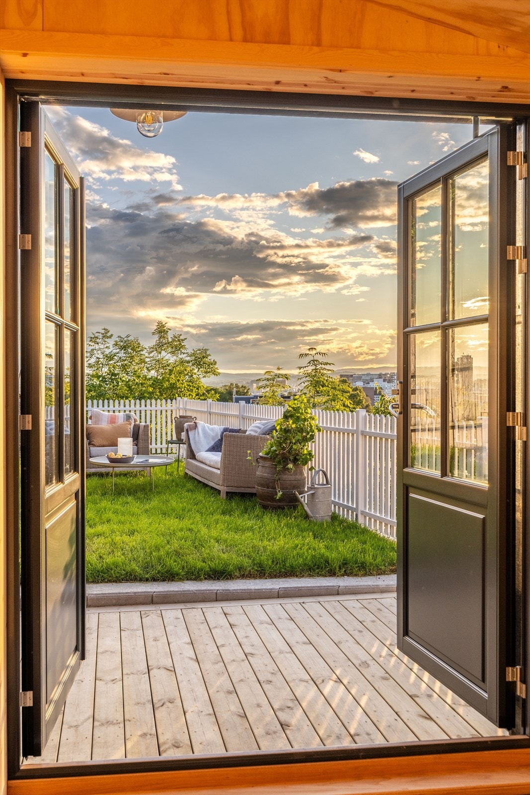 Direkte tilkomst til boligens terrasse og hage. Galleribilde