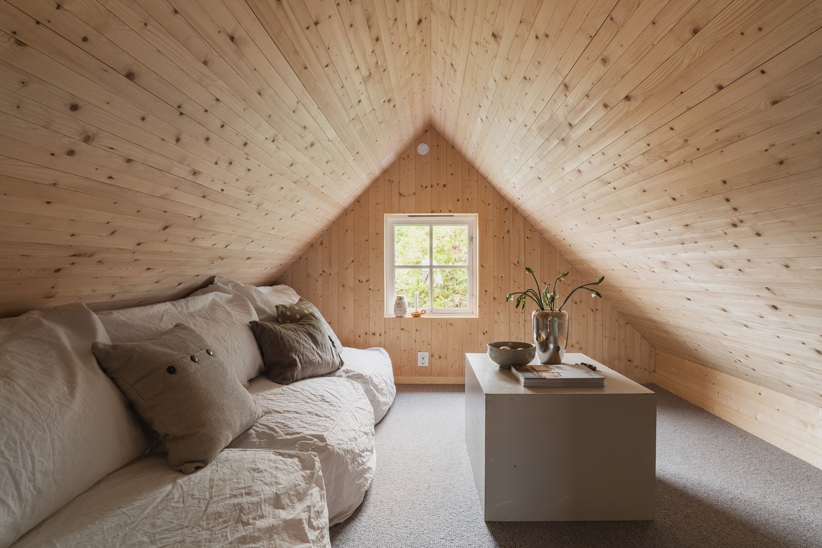 Hemsen er innredet med ullteppe på gulv og ubehandlede vegger i massiv tre Galleribilde