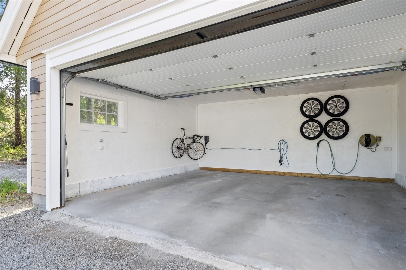 Det er parkering i dobbelgarasje med hems som har installert 2 stk el-bil ladere. Galleribilde