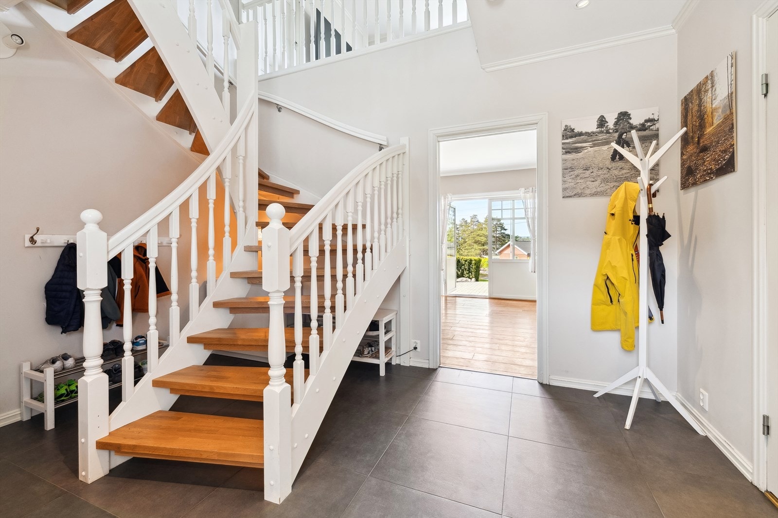 Her ønsker du velkommen inn i en flislagt hall med gulvvarme. Her er det god plass til å henge fra seg ytterklær. Galleribilde