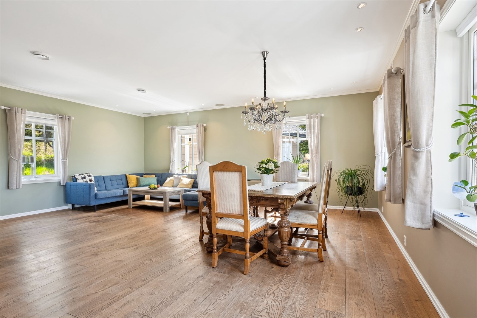 Her er flere store vindusflater som slipper inn mye naturlig lys og skaper en god atmosfære i rommet. Galleribilde