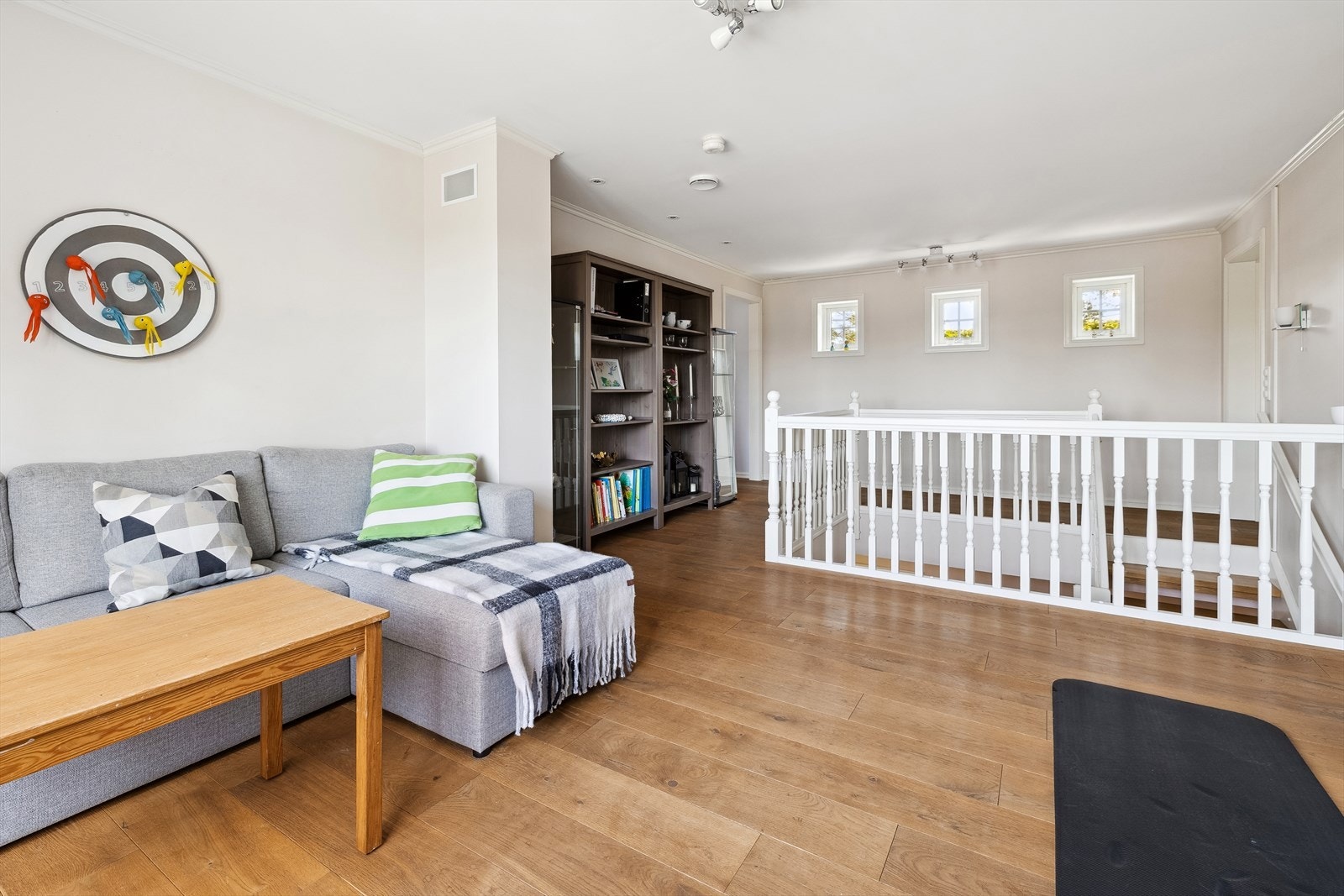 I boligens 2. etasje er det praktisk innredet med stor loftstue, tre romslige soverom, samt et flilsagt bad. Galleribilde