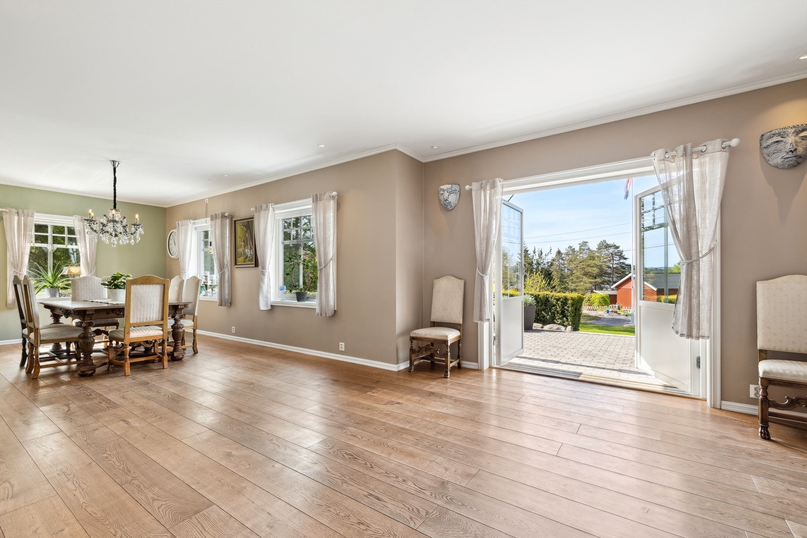 Utgang fra stue til stor terrasse med gode solforhold. Galleribilde