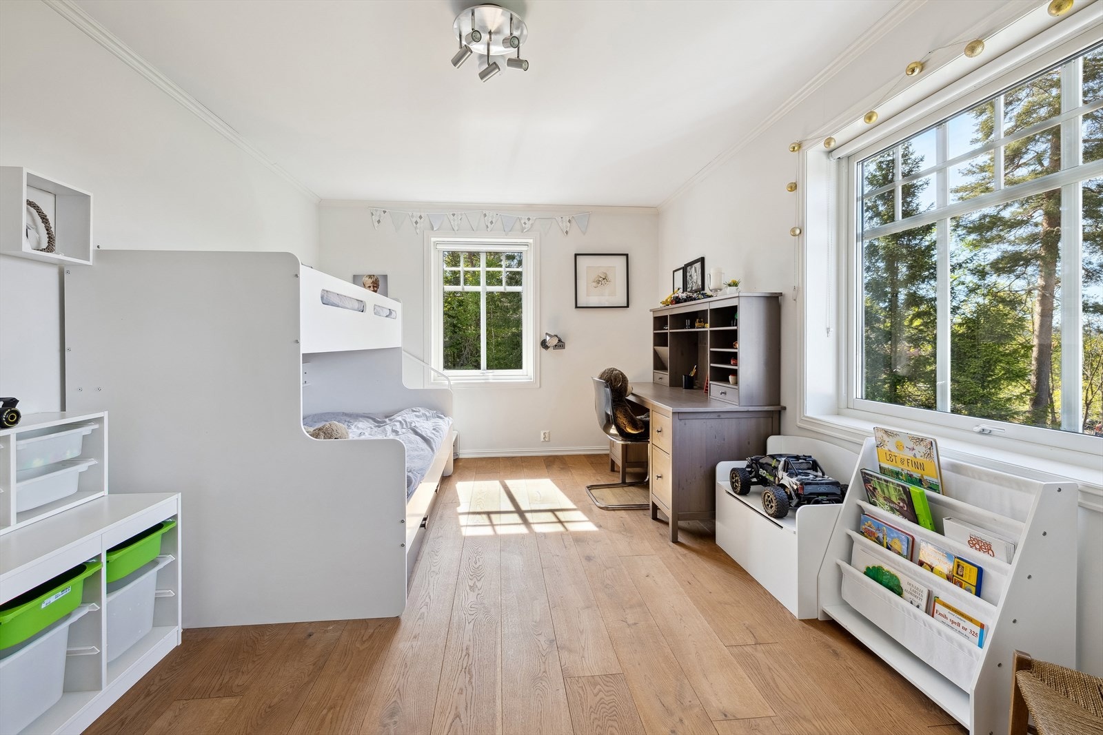 De to andre soverommene har begge god plass til stor seng, skrivebord og diverse oppbaringsmøbler. Galleribilde