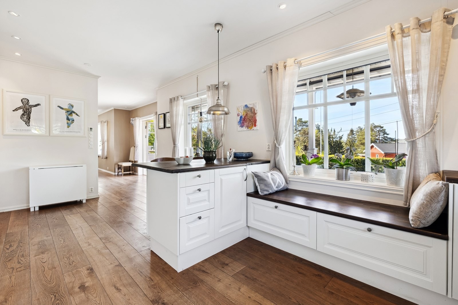 Her er det innredet med både benk under vinduet og barløsning med spiseplass til to, praktisk i en hektisk hverdag. Galleribilde