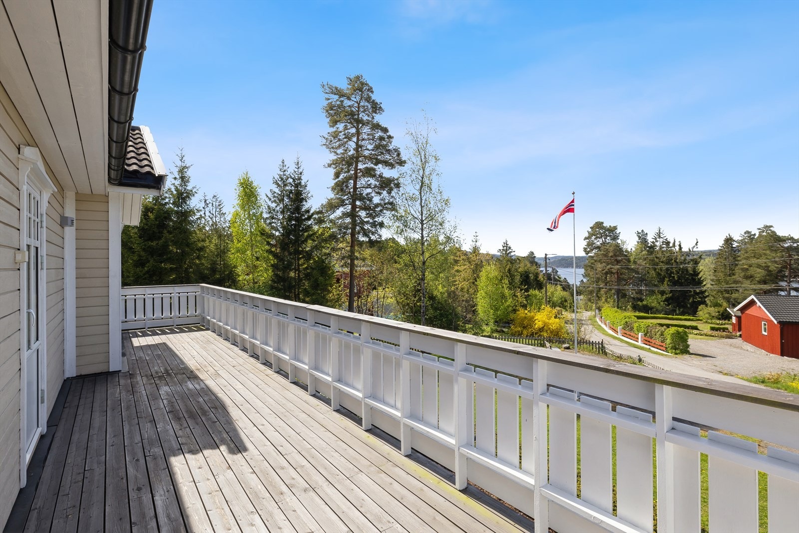 Det er utgang fra loftstua til en stor balkong med god plass til hagemøbler. Her kan sola og utsikten nytes usjenert. Galleribilde