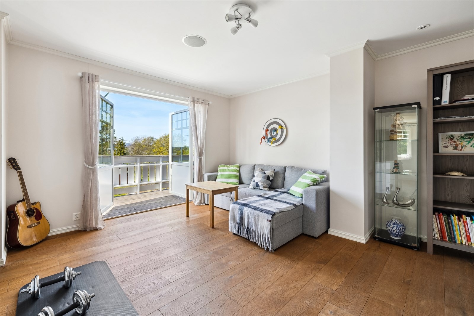 Loftstuen er lys og romslig med god plass til å innrede med stor sofagruppe og andre ønskelige møbler. Galleribilde