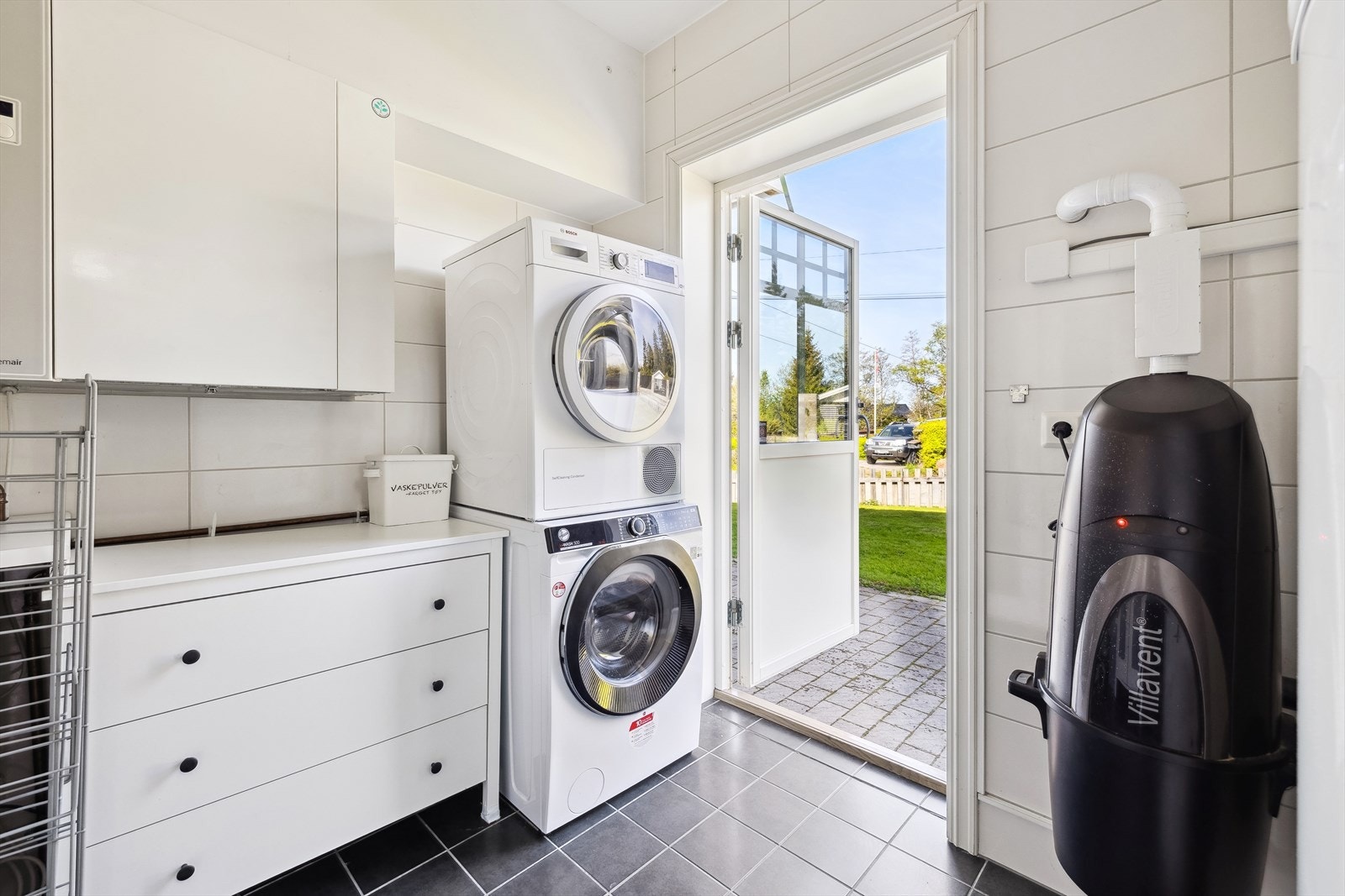 Flislagt vaskerom med gulvvarme og egen partiske utgang. Galleribilde