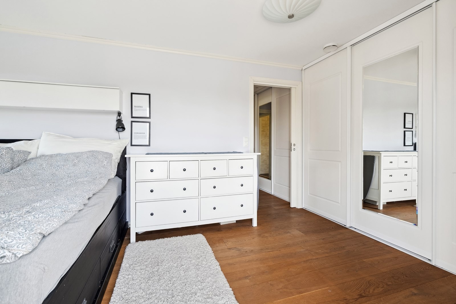Hovedsoverommet har plass til dobbeltseng, tilhørende møblement og stor skyvedørsgarderobe med god plass til diverse oppbevaring. Galleribilde