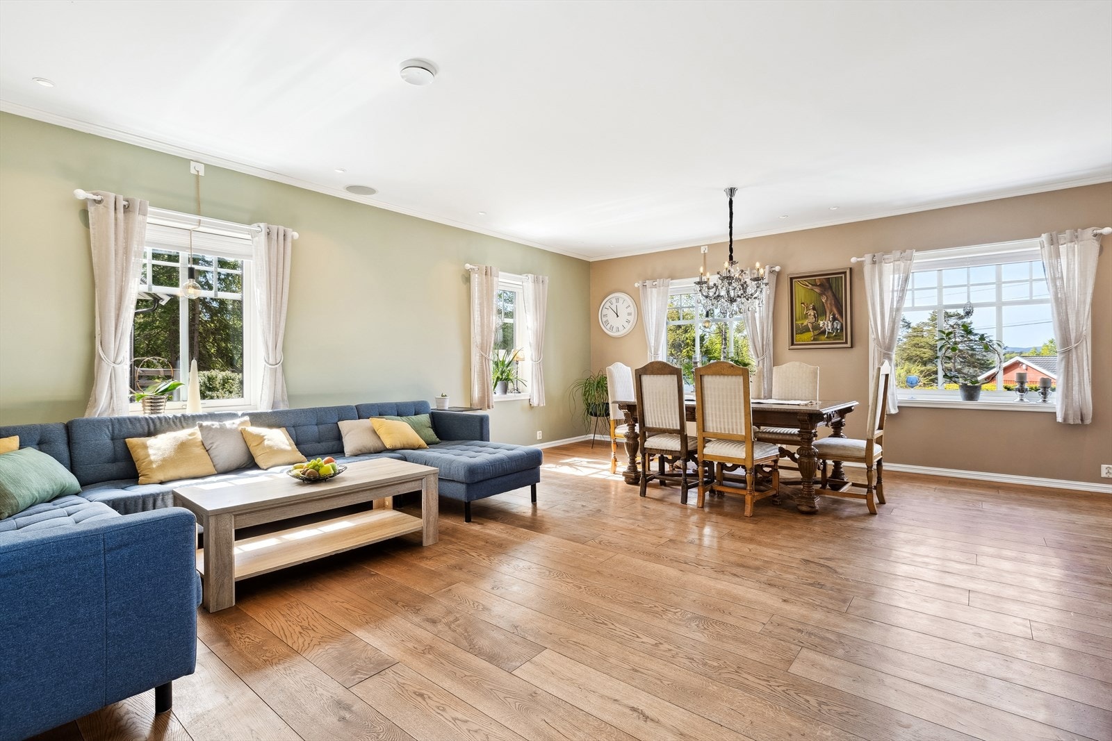 Stuen er lys og trivelig med plass til flere møbleringsmuligheter for å skape den stuen du selv ønsker. Galleribilde