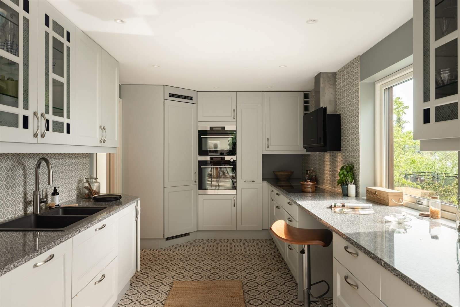 Hovedkjøkkenet (2019) er moderne og stilrent med innredning fra Strai med lyse og profilerte fronter. Galleribilde