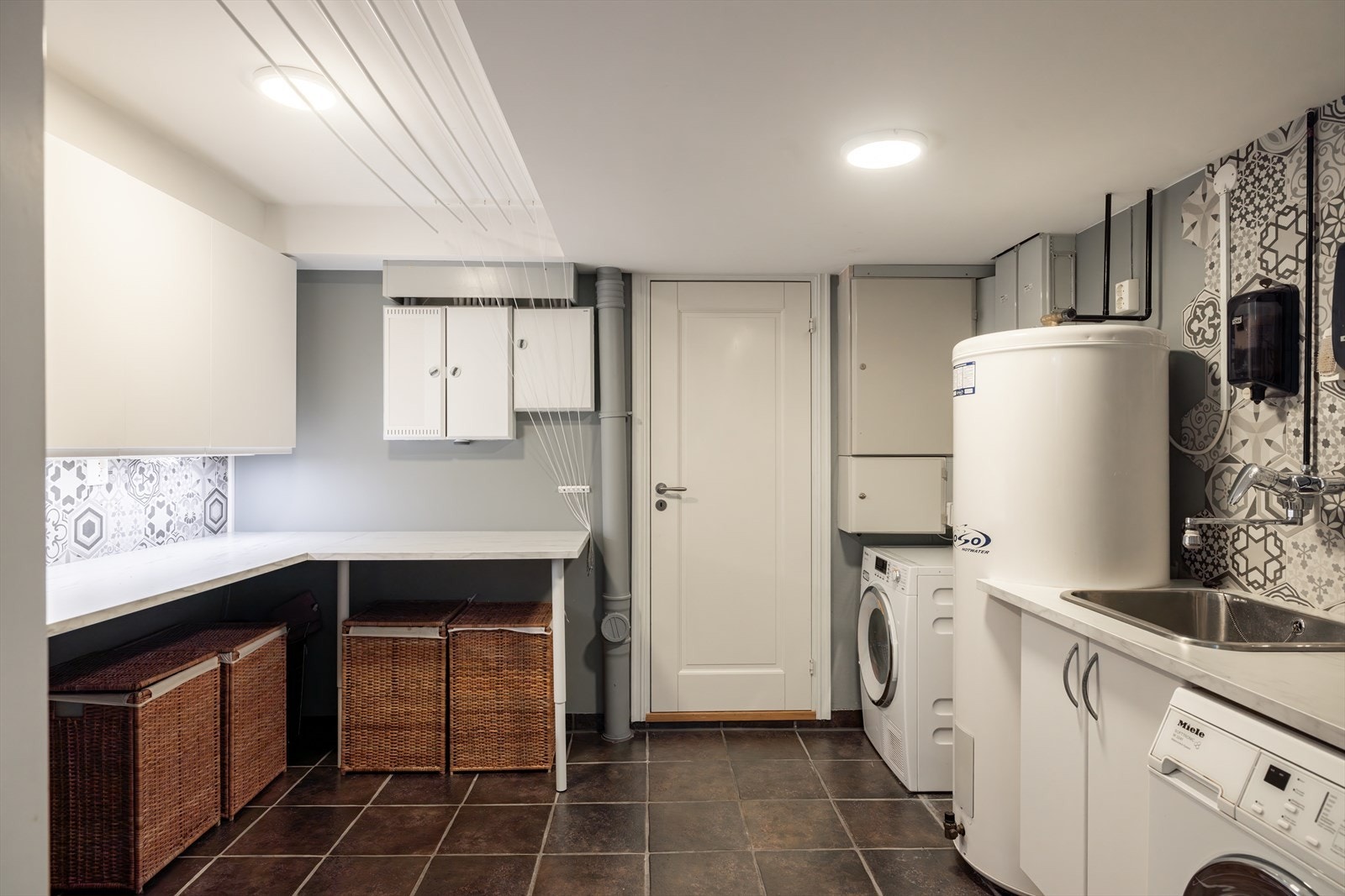 Praktisk og funksjonelt vaskerom fra 2003 og delvis oppgradert senere. Galleribilde