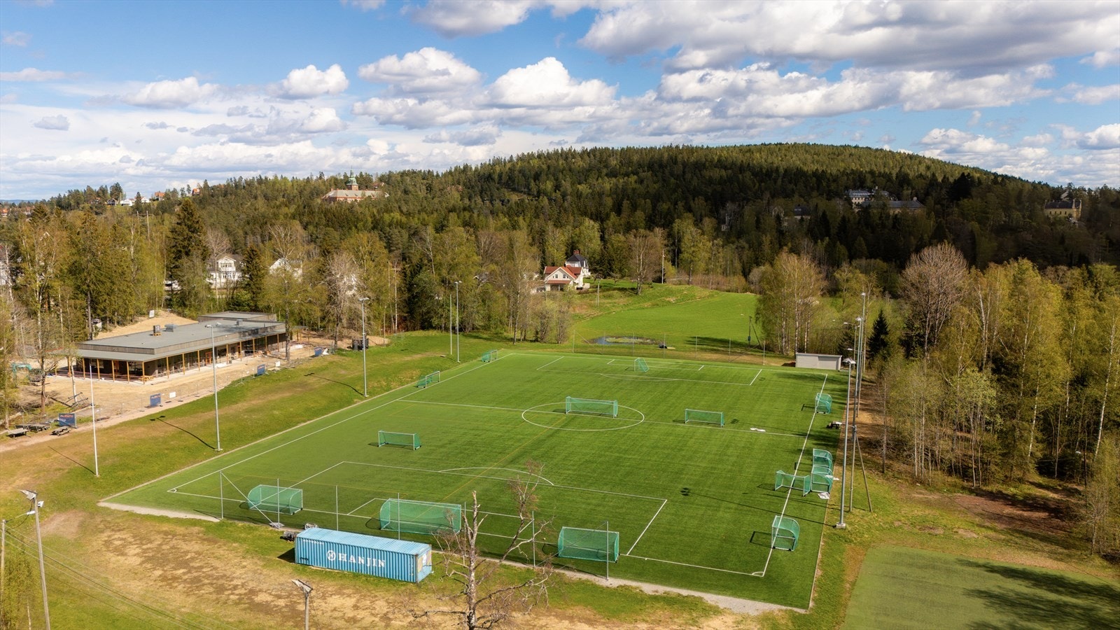 Anlegget er hjemsted for Dikemark Idrettsforening (DIF-banen), som har et bredt aktivitetstilbud for både barn og voksne - inkludert fotball, ski, allidrett og aerobic. Galleribilde