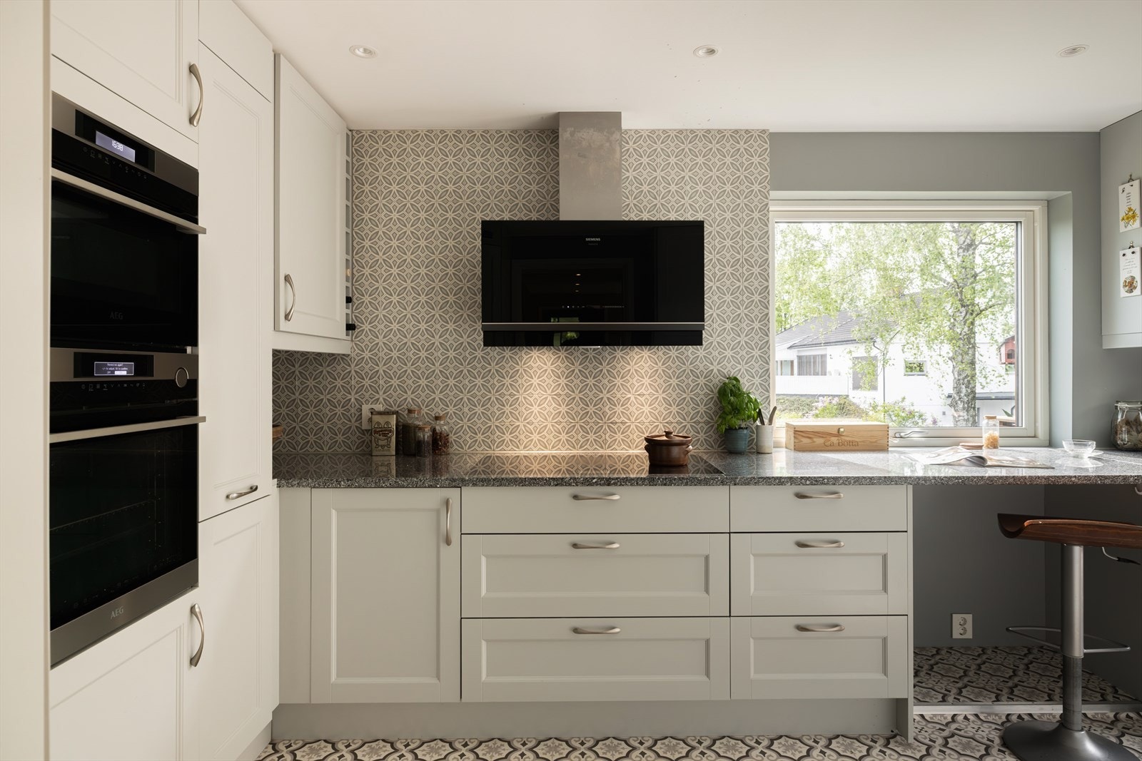 Det er kjøkkenventilator med ventilasjon ut veggen bak ventilator. Galleribilde