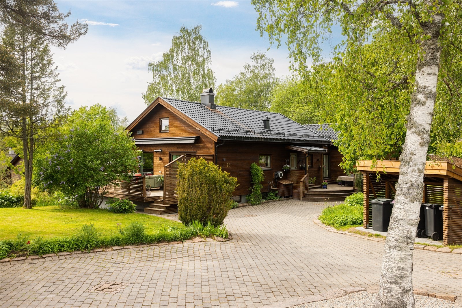 Eiendommen ligger i et rolig og attraktivt boligområde, omgitt av grønne omgivelser og med solrik tomt og fine uteplasser. Galleribilde