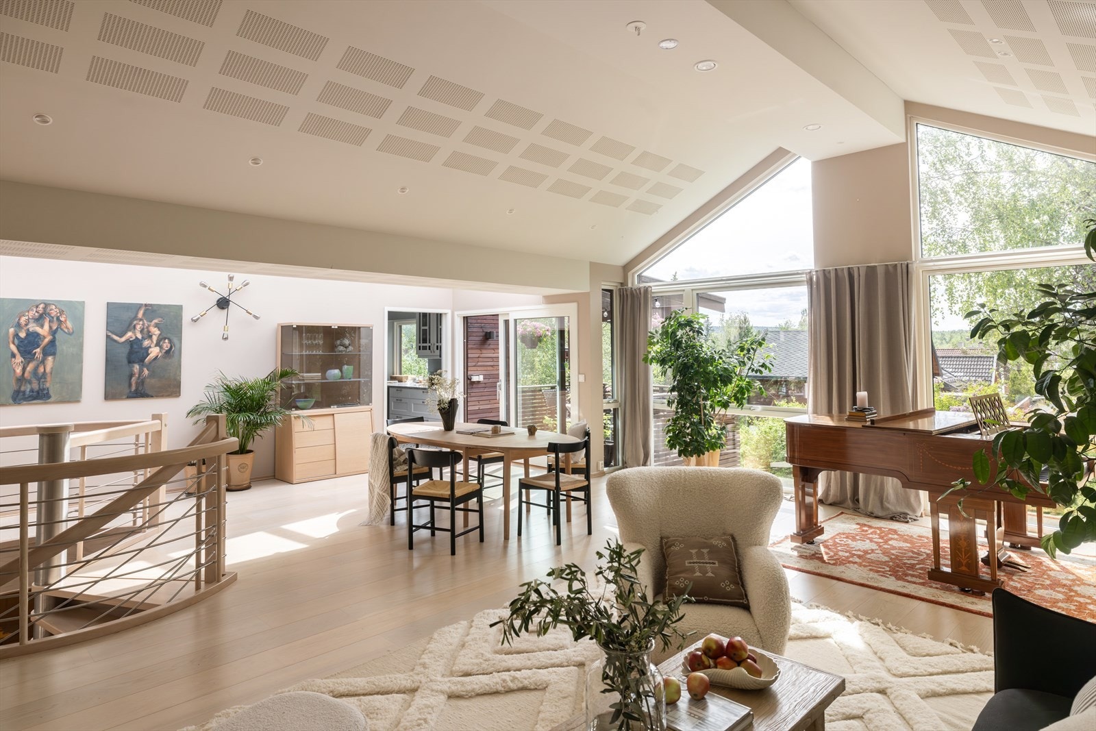 Lys og romslig stue med god takhøyde og store vindusflater som gir flott utsyn og en luftig atmosfære. Galleribilde