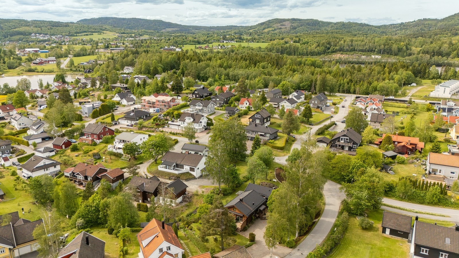 Nabolaget er trygt og trivelig, med lite trafikk og etablerte følgegrupper til skolen. Beboersammensetningen er variert, med både barnefamilier og pensjonister, noe som bidrar til et stabilt og hyggelig bomiljø. Galleribilde