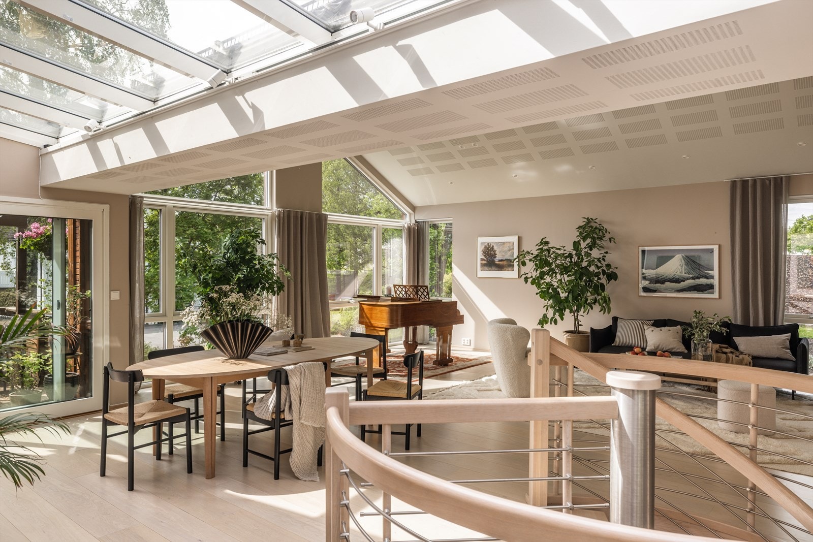 Hovedetasjen finner du en romslig og sosial stue-/kjøkkenløsning med store vindusflater som slipper inn rikelig med naturlig lys. Galleribilde