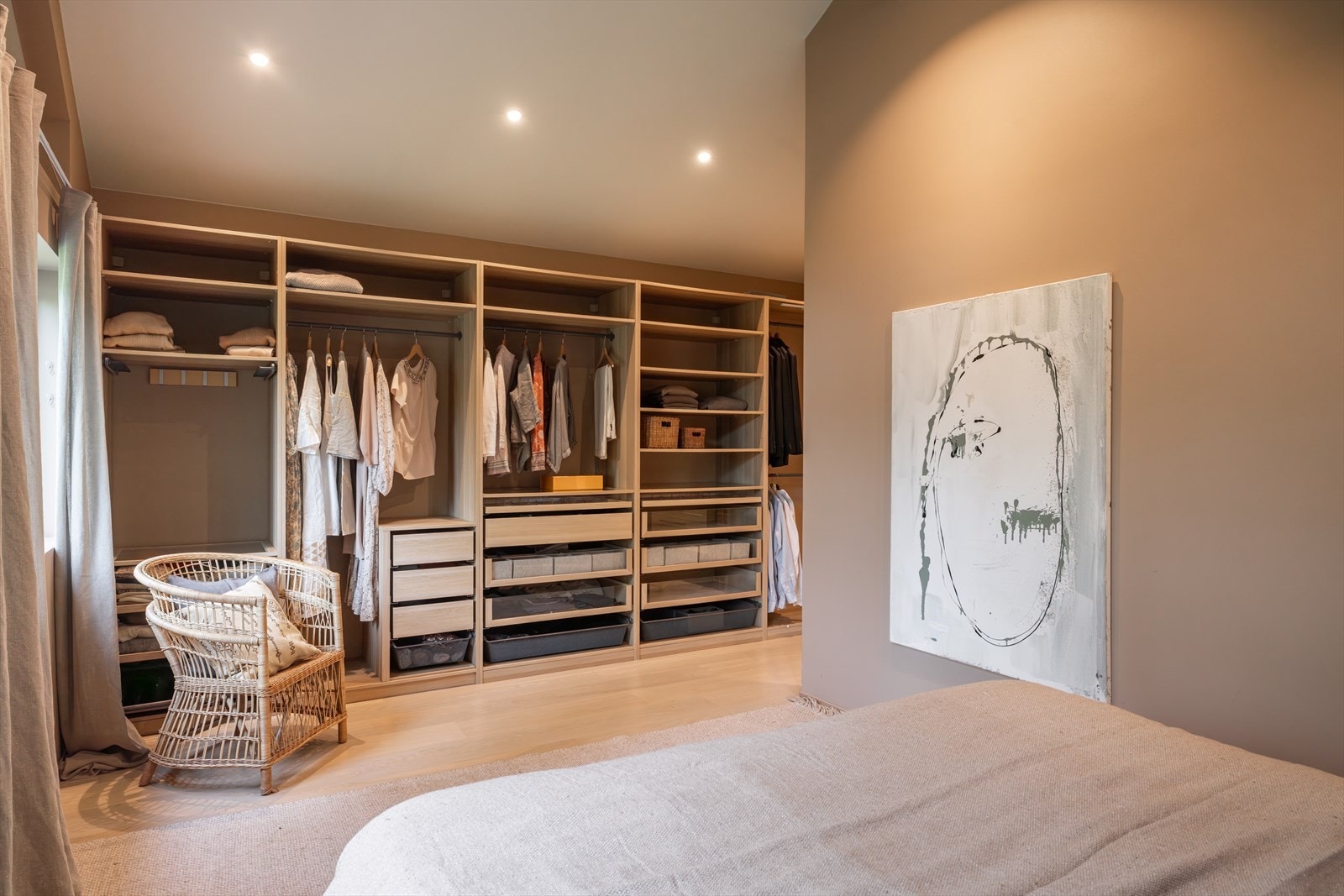 Hovedsoverom i 1. etasje har en praktisk garderobeløsning. Galleribilde